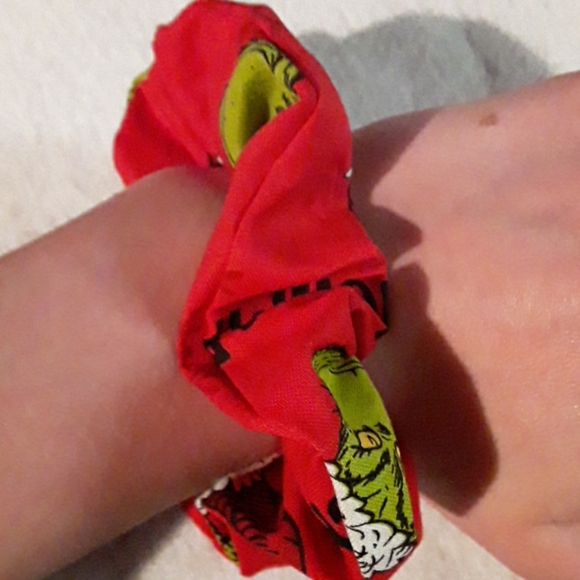 Red grinch scrunchies - Picture 2 of 2